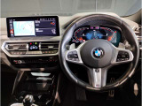 【ハンドル】ドライバーとBMW車の一体感がダイレクトに伝わるステアリングホイール。形状・太さへの拘りに加えて、操作性を高める為にスイッチ類も配置。クイックかつ安定のドライビングを体感下さい!