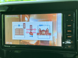 画面に映像が表示され、情報を目で確認しやすいモニターです。視線を大きく動かさず内容を把握しやすく、停車中の待ち時間にも画面を活用できます。表示内容は用途に応じて確認できます。