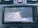 画面には車両後方の様子とガイド線が表示され、駐車時の周囲確認をサポートします。目視での確認とあわせて活用でき、狭い場所での駐車や切り返しにも便利です。