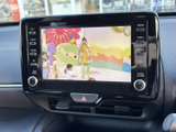 停車中にテレビや動画を楽しめる機能が備わっています。休憩時間や待ち時間に、リラックスした時間を過ごせます。快適な車内空間を演出します。