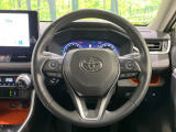 【純正革巻きステアリング】上質な革を使用することで、手にしっかり馴染みとても運転しやすいハンドルです♪