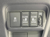 【両側パワースライドドア】スマートキーや運転席のスイッチで後席両側スライドドアの開閉が可能♪電動だから力を入れてドアを開ける必要が無く、小さなお子様でも簡単に開け閉めでき快適です♪
