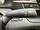 レバー上には方向指示やライトに関する表示があり、操作内容を目で確認しやすい配置です。運転席から手の届く位置にまとまり、周囲への合図や夜間の運転時に役立つ装備です。