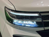 対象物が見やすく白く明るい光で夜間走行をサポートするフルLEDヘッドランプ(サイドビューランプ、クリアランスランプ、オートレベリング機能付き)を装備