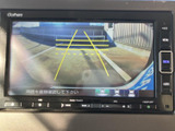 画面には車両後方の様子とガイド線が表示され、駐車時に周囲を確かめる目安として役立ちます。車庫入れや狭い場所での駐車をサポートする、日常使いに便利な装備です。
