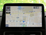 現在地を地図上で確認でき、周辺の道路や施設名も表示されます。目的地までのルート確認や、初めて訪れる場所への移動計画に役立ち、案内情報を画面で見ながら行き先を把握できます。