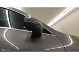 ブラインドスポットアシストは、走行中車両の斜め後ろの死角エリアをモニタリングし、ドアミラー内蔵のインジケーターを点灯させて注意喚起し、安全な走行のサポートをします。