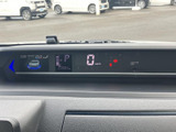 速度やシフト位置などの情報が運転席前方にまとまり、運転中に確認しやすい配置です。表示がデジタルで見やすく、必要な情報を把握しながら日々の運転にお役立ていただけます。