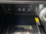 【ワイヤレス充電】置くだけでスマホの充電が可能!コード不要のため車内がスッキリ片付く、とっても便利な機能です♪