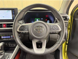 ステアリングスイッチ搭載!手を離さずに手元のスイッチでさまざまな操作が可能。運転中、視線をそらさなくても操作ができて安全です!