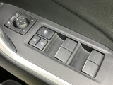 ドア側にミラー調整や窓の開閉などのスイッチを集約。各ボタンのマークが見分けやすく、運転席から手元で操作できるため、乗車中の操作もスムーズです。