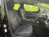 落ち着いた色合いのシートと、前方まで見渡しやすい運転席まわりが広がります。座面や背もたれにゆとりを感じる形状で、日々の移動もリラックスして過ごせそうです。