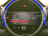 画面にはメディアの選択項目が表示され、文字やアイコンを見ながら選べる構成です。複数のメニューを確認しやすく、移動中の音楽選びなど日常の利用に便利です。