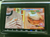 停車中に楽しめるTV機能は、休憩時間や待ち時間に最適です。長距離移動も退屈させません。快適な時間を過ごせる装備です。