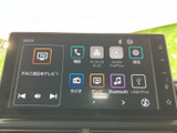 画面にはテレビや電話、スマートフォン連携、設定などのメニューが並び、機能を視認しやすい構成です。画面脇にも操作部がまとまり、日常の移動中に必要な案内や音声操作を利用できます。