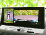 画面上で車両周辺の様子を確認でき、駐車時の位置合わせをサポートします。俯瞰表示と後方の映像を切り替えて見られ、周囲の確認に役立ちます。