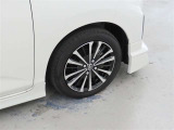 装着タイヤサイズは、175/55R15です。純正アルミホイールを装着しております。