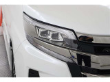 LEDランプ車 白く照らされるのが特徴です。明るいだけでなく、周囲からの認知されやすく歩行者や死角にいる方へアピール効果、安全性が飛躍的に向上します!