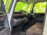 運転席から前方を見渡しやすく、窓からの光も入る明るい室内です。シートや足元は落ち着いた色合いでまとめられ、座席まわりも広々として毎日の運転に使いやすい空間です。
