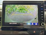 後方の映像と目安となるガイドラインを画面で確認でき、駐車時の後退をサポートします。周囲を直接確認しながら活用できるため、駐車場での切り返しにも便利です。