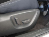 【パワーシート】電動で座面を前後上下に動かすことができます。簡単に運転しても疲れにくい姿勢に調整できます。