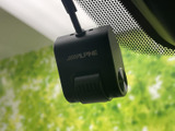 フロントガラス付近に機器が備わり、運転席から視界に入りにくい位置にまとまっています。停車中に映像やテレビを視聴する際に活用できる装備です。