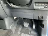 駐車ブレーキは指で操作する電動式です