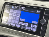 AM・FMやCD/DVD、SD、Bluetoothなどの項目が画面に並び、好みに合わせて音源を選べます。放送局リストや設定画面も備わり、日々の移動時間に使いやすいオーディオ環境です。