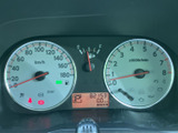 速度やエンジン回転数、燃料残量などを運転席から確認しやすい配置です。中央にはシフト位置や走行距離の表示もあり、運転に必要な情報をまとめて把握できます。
