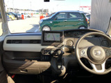 運転席まわりは視界が広く、メーターや画面の位置関係も確認しやすい配置です。前席から手の届きやすい空間にまとまり、日々の運転を落ち着いて始められます。
