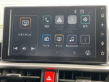 画面には電話やラジオ、音楽再生などのメニューが並び、用途に応じて選びやすい表示です。ホームや音量のボタンも画面の脇にまとまっています。