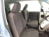 しっかりとしていて上質な座り心地のシートです。 座り心地も良くて長時間の運転も快適ですよ。 肌触りの良いシートが評判です。