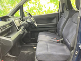 前席からフロントまわりまで見渡しやすく、運転席と助手席の間もすっきりした室内です。座面はゆとりがあり、落ち着いて過ごせる空間に仕上がっています。