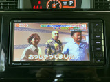 テレビ番組を画面で視聴でき、停車中の待ち時間も過ごしやすくなります。番組内容が表示されるため、映像を楽しみたい場面に便利な装備です。