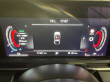 見やすいスピードメーターと中央にはモニターがあり車の設定やタイヤのアングル確認もできます!!