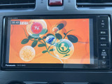 停車中には画面でテレビ映像を視聴でき、待ち時間を過ごす際にも活用できます。大きく見やすい表示で、画面まわりには音量などの操作ボタンもまとまっています。