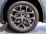 【BMWアロイホイル】軽量かつ強度に拘ったアロイホイル。走行性能ポテンシャルを引き出す設計。車の足元を引き締めてくれる大きなポイントはアロイホイルです。