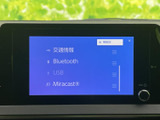 交通情報やBluetooth、USB、Miracastなどの項目が並び、使いたい機能を画面上で確認できます。表示が整理され、選択肢を把握しやすいメニューです。