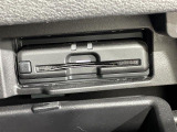【ETC】有料道路を利用する際に料金所で停止することなく通過できる、ETC車載器(ノンストップ自動料金収受システム機器)が装備されています。セットアップを行うことで利用可能になります。
