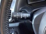 レバーをAUTOの位置にしているとき、レインセンサーが雨を感知すると、雨量に応じてワイパーが自動で作動してくれるオートワイパーを装備!設定変更で非作動にすると、間欠作動に固定されます。