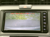 後方の状況を画面で確認しながら駐車をサポート。周囲の見え方を把握しやすく、切り返しや駐車位置の調整にも役立つ、日常で頼れる装備です。