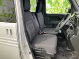 前席は座面と背もたれにゆとりがあり、運転席から前方を見渡しやすい配置です。落ち着いた色合いのシートと足元の広さが、毎日の移動を快適に支えてくれます。