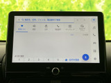タッチ画面にはお気に入りや履歴、住所、電話番号などの検索項目が並び、目的に合わせて選びやすい構成です。画面脇のアイコンも見分けやすく、日常のお出かけをサポートします。