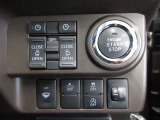 運転席から操作できる両側パワースライドドアのコントロールスイッチです(挟み込み防止機能付)