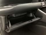 何かと便利なグローブボックス。メンテナンスノートや車検証、ちょっとしたメモと筆記用具等を入れておくとあればもしもの時にも便利ですね。
