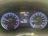 速度やエンジン回転数などを確認できるメーターを、運転席から見やすくまとめています。中央の表示部では走行に関する情報も確認でき、日々の運転をサポートします。