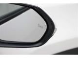 【ブラインドスポットモニター】 ミラーの死角になる車両を検知し、インジケーター点灯や警告音で知らせてくれる安全装備です。