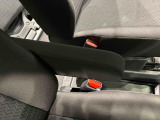 運転席にはフロントセンターアームレスト。