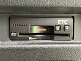 ETC車載器を備え、高速道路の料金所を通過する際に便利です。カードの挿入口や操作ボタンが手元で確認しやすく、日常のお出かけから遠出まで活用できます。