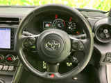 左右にスイッチを配したステアリングで、手元から車内の機能を扱いやすい設計です。運転姿勢を保ちながら必要な操作にアクセスでき、日常の移動を快適にサポートします。